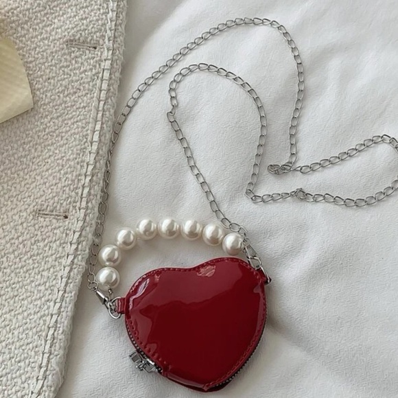 RED MINI RED HEART PEARL HANDLE PVC NOVELTY COIN PURSE BAG CROSSBODY CHAIN - Picture 3 of 4